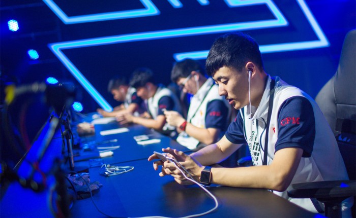 在防守端更 在防守端更